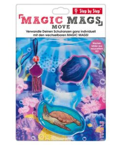 Vandaag zijn dieren een ware rage voor uw kinderen en de volgende dag kan dat maar zo weer iets anders zijn. De verandering van voorkeuren is meestal erg moeilijk met schooltassen. Niet met de schooltassen van Step by Step. Met onze magic mags kan uw kind de motieven op de schooltas gemakkelijk verwisselen of verwijderen zonder dat er resten achter blijven. De motieven klampen zich vast aan twee magnetische oppervlakken die in de schooltas zijn verwerkt. Bevat 2 magneten en 1 sleutelhanger. Magic mags move zijn lenticulaire afbeeldingen en zijn gemaakt van gerecycled PET.
