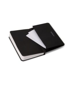 taps toelopende silhouet en is een combinatie van moderne elegantie en de hoogste kwaliteit. De A6 notebook bestaat uit 160 pagina's 80 grams gelinieerd papier in klassiek design met sluitelastiek.