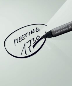 glas-magneetborden en bijna alle gesloten oppervlakken. Ook geschikt voor etalages of spiegels. Geschikt voor decoratieve en representatieve handlettering. Pen bevat vloeibaar krijt met een bijzonder hoge dekking. Stift schudden voor gebruik - de stiftpunt langzaam meerdere keren op het te beschrijven oppervlak pompen tot de punt zich met vloeibaar krijtinkt vult. Geschreven teksten kunnen met een vochtige of droge doek worden schoongeveegd zonder resten achter te laten. Tip voor langdurig gebruik: bewaar de pen horizontaal of verticaal in uw etui met de dop naar beneden.