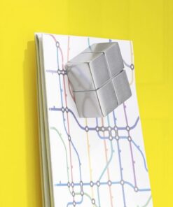 ze houden tot maximaal 13 vel DIN A4-papier (80g/m) op het glas-magneetbord artverum. En 25 vel op magneetborden.