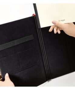 eenvoudig design in combinatie met hoogwaardige materialen. Het schrift met gespreksnotities in 4 talen (D/GB/F/NL) met afgeronde hoeken en softcover in A4 formaat is gemaakt van 80 grams chamois zuurvrij