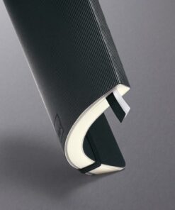 5 x 21 cm) met 194 pagina's (daarvan 20 geperforeerd). Dankzij de flexibele softcover past het notitieboek goed in iedere tas en de sluiting van elastiek houdt alles veilig bewaard. Ontdekt u het beste notitieboek die u ooit had. Het oppervlak met geribbelde Softwave-structuur zorgt ervoor dat hij aangenaam aanvoelt en maakt van het Conceptum notitieboek een elegante begeleider in business en ook privé. De vele praktische functies zullen u overtuigen: bijv. heeft u met de elastische pennenlus altijd een passende pen bij de hand