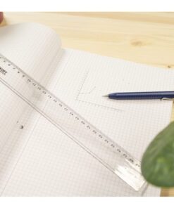 Kunststof liniaal met cm/mm indeling in zwart. Verpakt per stuk in polybag met europonsing. Lengte 30cm.