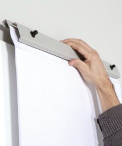 Rocada flipoverhouder Skinblock. Formaat 65 x 100 x 1 cm. Flipover bevestigingssysteem grijs (RAL7038) inclusief papierblok met 20 vellen van 70 grams papier. De flipoverhouder is geschikt voor elk Skin whiteboard en kan eenvoudig aangebracht en verwijderd worden.