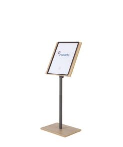 Rocada infostandaard A3. Formaat 40 x 100-132 x 30 cm. In hoogte verstelbare (100-132) metalen houder met melamine steun. Door het 360 graden draaibare paneel kunnen A3 documenten zowel horizontaal als verticaal gepresenteerd worden. Inclusief magnetische insteekmap om de informatie die gepresenteerd wordt te beschermen. Oppervlakte is niet geschikt om met stiften te beschrijven.