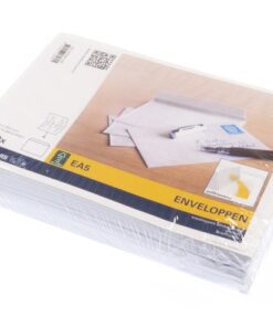 een lijmlaag die met een papieren strook is afgedekt. Na het verwijderen van de strook en het aandrukken van de klep is de envelop permanent gesloten. Formaat 156x220mm