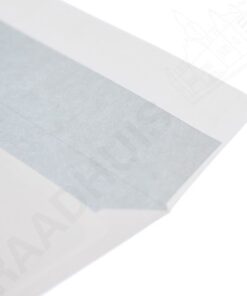 Witte dienstenveloppen met venster links en grijze binnendruk. De envelop is voorzien van een gegomde sluiting. Formaat 110x220mm