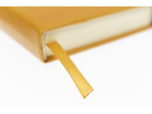 Kangaro KTC Schetsboek Kangaro A6 okergeel PU hardcover 80 blad 140     grams roomwit papier met elastiek en lint