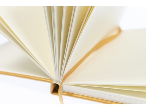 Kangaro KTC Schetsboek Kangaro A6 okergeel PU hardcover 80 blad 140     grams roomwit papier met elastiek en lint