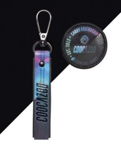 Uitvoering Reflective Rainbow Met klitteband ; Gemaakt van gerecyclede PET flessen. Alle CO2 die wordt uitgestoten tijdens productie wordt volledig gecompenseerd. 100% PFC- en PVC-vrij