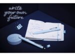 Balpen Grip 2011 met drukknop mechanisme, dus veilig voor binnenzakken. Uren onvermoeibare schrijven dankzij de ergonomische driehoekige vorm en uitgebalanceerde gewichtsverdeling. Met soft-grip zone voor veilige, non-slip grip. De kleur van de karakteristieke noppen op de non-slip grip zone komt overeen met de kleur van de houder. Met vervangbare XB vulling met documentechte inkt  in schrijfkleur blauw, documentecht. Houderkleur sky blue.