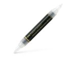 Aquarelmarker Albrecht Dürer Blender, kleur 200, kleurloos. Ideaal voor het mengen van de kleuren van gepigmenteerde aquarelinkten. Kan ook worden gebruikt in combinatie met de Albrecht Dürer aquarelpotloden. De marker heeft twee penpunten: Een penseelpunt en een vezelpunt, dit biedt de kunstenaar veel flexibiliteit in de persoonlijke tekenstijl. De penseelpunt is zacht en flexibel en door de richting van de punt op het papier te veranderen kan je met lijndiktes eindeloos variëren. De vezelpunt is uitermate geschikt voor wat meer gedetailleerd werk, de lijndikte is 1-2mm afhankelijk van de tekenhoek. De blender marker komt het beste tot zijn recht als je gebruik maakt van aquarelpapier.