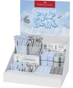 Display Grip 2001 in de kleuren zilver / sky blue. Inhoud 120x grafietpotloden, 8x puntenslijper Grip 2001 Trio, 24x puntenslijper Grip mini en 30x gum Grip 2001. Grip 2001 grafietpotlood: ergonomische driehoekige vorm voor moeiteloos schrijven en tekenen. Puntenslijper Grip 2001 trio  met 3D nopjes is geschikt voor alle standaard grafiet, kleurpotloden en Jumbo potloden door de 3 verschillende openingen. Enkele puntenslijper Grip mini: klein formaat perfect voor onderweg met klassiek driehoekig ontwerp. Deksel aan de onderkant voorkomt dat slijpslijpsel eruit valt. Gum Grip 2001 is driehoekig en is PVC-vrij.