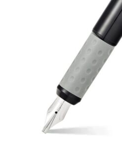 comfortabel design. Houder in zwart met grijze rubberen handvat voor een goede grip bij het schrijven. De vulpen heeft een roestvrijstalen penpunt in F (fijn