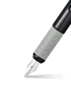 comfortabel design. Houder in zwart met grijze rubberen handvat voor een goede grip bij het schrijven. De vulpen heeft een roestvrijstalen penpunt in M (medium