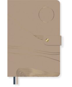 Notitieboek Soft Scenes PU. Formaat A5. 160 Pagina's gelinieerd FSC papier 80 grams genaaid ingebonden en afsluitbaar met magneetsluiting. Inhoud 2 stuks in assorti kleuren.