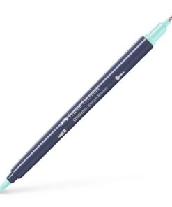 Sketchmarker op alcoholbasis. Marker is voorzien van twee punten: een zachte, flexibele penseelpunt voor grote vlakken en variabele lijndiktes en een finelinerpunt met metalen behuizing (0,6mm) voor contouren en details. Inkt is veegvast, waterbestendig en droogt snel. Hoge dekking door herhaaldelijk aanbrengen van de kleuren en streeploos te blenden. De doppen en de houder zijn gemaakt van 100% gerecycled materiaal en kunnen kleurvariaties vertonen door de productie. Kleur 240 aqua.