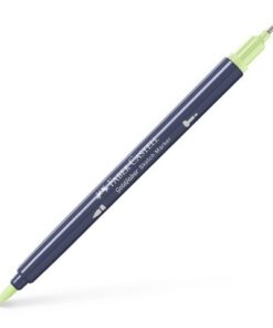 Sketchmarker op alcoholbasis. Marker is voorzien van twee punten: een zachte, flexibele penseelpunt voor grote vlakken en variabele lijndiktes en een finelinerpunt met metalen behuizing (0,6mm) voor contouren en details. Inkt is veegvast, waterbestendig en droogt snel. Hoge dekking door herhaaldelijk aanbrengen van de kleuren en streeploos te blenden. De doppen en de houder zijn gemaakt van 100% gerecycled materiaal en kunnen kleurvariaties vertonen door de productie. Kleur 314 light earth green.