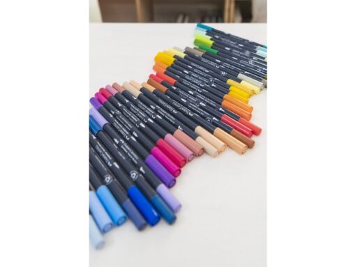 Sketchmarker op alcoholbasis. Marker is voorzien van twee punten: een zachte, flexibele penseelpunt voor grote vlakken en variabele lijndiktes en een finelinerpunt met metalen behuizing (0,6mm) voor contouren en details. Inkt is veegvast, waterbestendig en droogt snel. Hoge dekking door herhaaldelijk aanbrengen van de kleuren en streeploos te blenden. De doppen en de houder zijn gemaakt van 100% gerecycled materiaal en kunnen kleurvariaties vertonen door de productie. Kleur 332 neutral grey II.