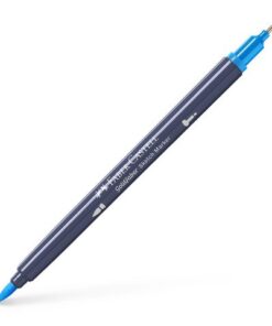 Sketchmarker op alcoholbasis. Marker is voorzien van twee punten: een zachte, flexibele penseelpunt voor grote vlakken en variabele lijndiktes en een finelinerpunt met metalen behuizing (0,6mm) voor contouren en details. Inkt is veegvast, waterbestendig en droogt snel. Hoge dekking door herhaaldelijk aanbrengen van de kleuren en streeploos te blenden. De doppen en de houder zijn gemaakt van 100% gerecycled materiaal en kunnen kleurvariaties vertonen door de productie. Kleur 449 azure blue.