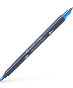 Sketchmarker op alcoholbasis. Marker is voorzien van twee punten: een zachte, flexibele penseelpunt voor grote vlakken en variabele lijndiktes en een finelinerpunt met metalen behuizing (0,6mm) voor contouren en details. Inkt is veegvast, waterbestendig en droogt snel. Hoge dekking door herhaaldelijk aanbrengen van de kleuren en streeploos te blenden. De doppen en de houder zijn gemaakt van 100% gerecycled materiaal en kunnen kleurvariaties vertonen door de productie. Kleur 451 saltwater blue.