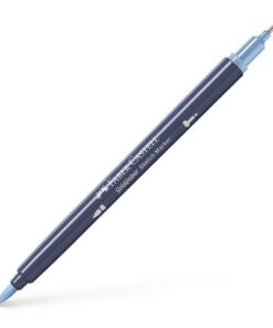 Sketchmarker op alcoholbasis. Marker is voorzien van twee punten: een zachte, flexibele penseelpunt voor grote vlakken en variabele lijndiktes en een finelinerpunt met metalen behuizing (0,6mm) voor contouren en details. Inkt is veegvast, waterbestendig en droogt snel. Hoge dekking door herhaaldelijk aanbrengen van de kleuren en streeploos te blenden. De doppen en de houder zijn gemaakt van 100% gerecycled materiaal en kunnen kleurvariaties vertonen door de productie. Kleur 453 dark pigeon blue.