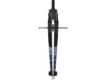 Snelverstelpasser Shiny Twist. Mooie set, uitermate geschikt voor school. Erg gebruiksvriendelijk door de ergonomische opening van de passer benen. Voor cirkels tot Ø 390 mm. Verpakt in kunststof doos met reserveonderdelen en potloodstiftjes. Naast trendy ontwerpen wordt solide technologie niet verwaarloosd: robuuste tandwielgeleiders, stevig zittende centrale wielassen, zeer eenvoudig te gebruiken kompaspoten en anti-slip naald- en loodklemmen voor nauwkeurig lijnwerk zijn standaard voor alle Faber-Castell kompassen. Kleur zwart/blauw.