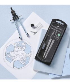 uitermate geschikt voor school. Erg gebruiksvriendelijk door de ergonomische opening van de passer benen. Voor cirkels tot Ø 390 mm. Verpakt in kunststof doos met reserveonderdelen en potloodstiftjes. Plastic onderdelen op het product en de behuizing zijn gemaakt van 100% gerecycled materiaal. Display met 15 stuks passers in de kleuren 5x blackstone