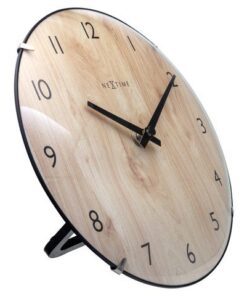De NeXtime Edge Wood Mini (20cm) is een stille tafel en wandklok. De wijzerplaat is bedrukt met een licht houten patroon. Door de koepelvormige glazen kap krijgt de klok een kenmerkende verfijning van een natuurlijke houtlook. Deze klok werkt op 1 x AA-batterij (niet inbegrepen).