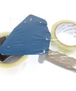 Stevige handafroller voor verpakkingstape. Voor rollen tot 66 meter lengte en 50 mm breedte. Deze handafroller is voorzien van aandrukrol en regelbare afrolsnelheid. Inclusief 2 rollen transparant low noise tape