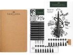 Set Pitt Artist Pen fineliners + schetsboek. De Pitt Artist Pen fineliners zijn ideaal voor schetsen, studeren en inkttekeningen. En ook uitermate geschikt voor handlettering. De lichtbestendigheid is hoog en is in elke kleur met een sterretje voorzien: *** zeer goed LB / ** goed LB. / * voldoende LB. De pen heeft een lange levensduur en hoog comfort met een vormvaste punt. De gepigmenteerde inkt is sneldrogend, permanent, reukloos, zuurvrij en  pH-neutraal. De inkt bloedt niet door papier. Het schetsboek heeft een kraft kaft en bestaat uit 40 pagina's 140 grams , natuurlijk wit papier met afgeronde hoeken. Inhoud set schetsboek en 8 Pitt Artist Pen fineliners  XXS, XS, S, F, M, 1.5, B, FM in zwart kleur 199.