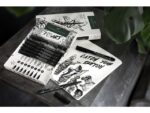 Set Pitt Artist Pen fineliners + schetsboek. De Pitt Artist Pen fineliners zijn ideaal voor schetsen, studeren en inkttekeningen. En ook uitermate geschikt voor handlettering. De lichtbestendigheid is hoog en is in elke kleur met een sterretje voorzien: *** zeer goed LB / ** goed LB. / * voldoende LB. De pen heeft een lange levensduur en hoog comfort met een vormvaste punt. De gepigmenteerde inkt is sneldrogend, permanent, reukloos, zuurvrij en  pH-neutraal. De inkt bloedt niet door papier. Het schetsboek heeft een kraft kaft en bestaat uit 40 pagina's 140 grams , natuurlijk wit papier met afgeronde hoeken. Inhoud set schetsboek en 8 Pitt Artist Pen fineliners  XXS, XS, S, F, M, 1.5, B, FM in zwart kleur 199.