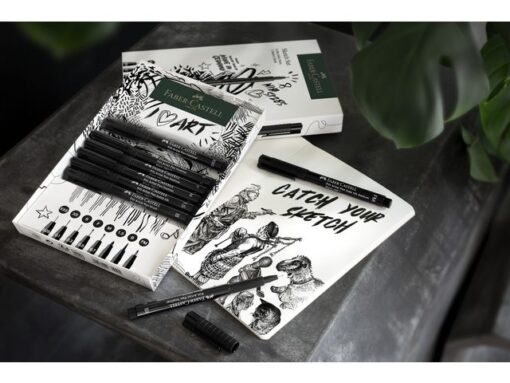 Set Pitt Artist Pen fineliners + schetsboek. De Pitt Artist Pen fineliners zijn ideaal voor schetsen, studeren en inkttekeningen. En ook uitermate geschikt voor handlettering. De lichtbestendigheid is hoog en is in elke kleur met een sterretje voorzien: *** zeer goed LB / ** goed LB. / * voldoende LB. De pen heeft een lange levensduur en hoog comfort met een vormvaste punt. De gepigmenteerde inkt is sneldrogend, permanent, reukloos, zuurvrij en  pH-neutraal. De inkt bloedt niet door papier. Het schetsboek heeft een kraft kaft en bestaat uit 40 pagina's 140 grams , natuurlijk wit papier met afgeronde hoeken. Inhoud set schetsboek en 8 Pitt Artist Pen fineliners  XXS, XS, S, F, M, 1.5, B, FM in zwart kleur 199.