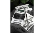 Set Pitt Artist Pen fineliners + schetsboek. De Pitt Artist Pen fineliners zijn ideaal voor schetsen, studeren en inkttekeningen. En ook uitermate geschikt voor handlettering. De lichtbestendigheid is hoog en is in elke kleur met een sterretje voorzien: *** zeer goed LB / ** goed LB. / * voldoende LB. De pen heeft een lange levensduur en hoog comfort met een vormvaste punt. De gepigmenteerde inkt is sneldrogend, permanent, reukloos, zuurvrij en  pH-neutraal. De inkt bloedt niet door papier. Het schetsboek heeft een kraft kaft en bestaat uit 40 pagina's 140 grams , natuurlijk wit papier met afgeronde hoeken. Inhoud set schetsboek en 8 Pitt Artist Pen fineliners  XXS, XS, S, F, M, 1.5, B, FM in zwart kleur 199.