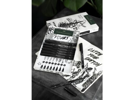 Set Pitt Artist Pen fineliners + schetsboek. De Pitt Artist Pen fineliners zijn ideaal voor schetsen, studeren en inkttekeningen. En ook uitermate geschikt voor handlettering. De lichtbestendigheid is hoog en is in elke kleur met een sterretje voorzien: *** zeer goed LB / ** goed LB. / * voldoende LB. De pen heeft een lange levensduur en hoog comfort met een vormvaste punt. De gepigmenteerde inkt is sneldrogend, permanent, reukloos, zuurvrij en  pH-neutraal. De inkt bloedt niet door papier. Het schetsboek heeft een kraft kaft en bestaat uit 40 pagina's 140 grams , natuurlijk wit papier met afgeronde hoeken. Inhoud set schetsboek en 8 Pitt Artist Pen fineliners  XXS, XS, S, F, M, 1.5, B, FM in zwart kleur 199.