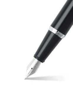 chrome dop en verchroomde rand is voorzien van een fijne penpunt F van roestvrij staal dat een nauwkeurig en betrouwbaar schrijfcomfort garandeert. Inclusief een Sheaffer converter die zelf gevuld kan worden. De Sheaffer vulpen 300 met iconische clip met sleuf maakt zijn aanwezigheid bekend met een indrukwekkend