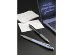 Vulpotlood Apollo met een ergonomische gripzone voor plezierig en comfortabel schrijven en schetsen en geschikt voor het tekenen in sjablonen. Voorzien van een geïntegreerde gum. Met intrekbare veerbelaste stift, daardoor breukvast. Lijndikte 0,7mm. Houderkleur sky blue.