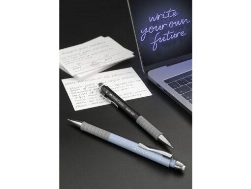 Vulpotlood Apollo met een ergonomische gripzone voor plezierig en comfortabel schrijven en schetsen en geschikt voor het tekenen in sjablonen. Voorzien van een geïntegreerde gum. Met intrekbare veerbelaste stift, daardoor breukvast. Lijndikte 0,7mm. Houderkleur sky blue.