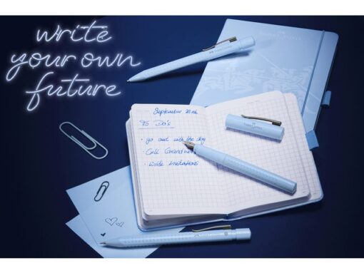 Vulptlood Grip 2010 zorgt voor uren onvermoeibaar schrijven dankzij de ergonomische driehoekige vorm en het uitgebalanceerde gewicht. Het vulpotlood is voorzien van breukvaste stift voor het beste schrijfresultaat. Schrijfbreedte: 0.5mm. Het potlood beschikt over een extra lange gum, verborgen onder de dop. De soft-gripzone zorgt voor een veilige en slipvrije grip. Het potlood kan worden nagevuld met potloodstiften en gummen. Kleur sky blue.