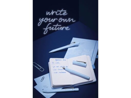 Vulptlood Grip 2010 zorgt voor uren onvermoeibaar schrijven dankzij de ergonomische driehoekige vorm en het uitgebalanceerde gewicht. Het vulpotlood is voorzien van breukvaste stift voor het beste schrijfresultaat. Schrijfbreedte: 0.5mm. Het potlood beschikt over een extra lange gum, verborgen onder de dop. De soft-gripzone zorgt voor een veilige en slipvrije grip. Het potlood kan worden nagevuld met potloodstiften en gummen. Kleur sky blue.