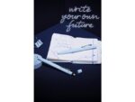 Vulptlood Grip 2010 zorgt voor uren onvermoeibaar schrijven dankzij de ergonomische driehoekige vorm en het uitgebalanceerde gewicht. Het vulpotlood is voorzien van breukvaste stift voor het beste schrijfresultaat. Schrijfbreedte: 0.5mm. Het potlood beschikt over een extra lange gum, verborgen onder de dop. De soft-gripzone zorgt voor een veilige en slipvrije grip. Het potlood kan worden nagevuld met potloodstiften en gummen. Kleur sky blue.