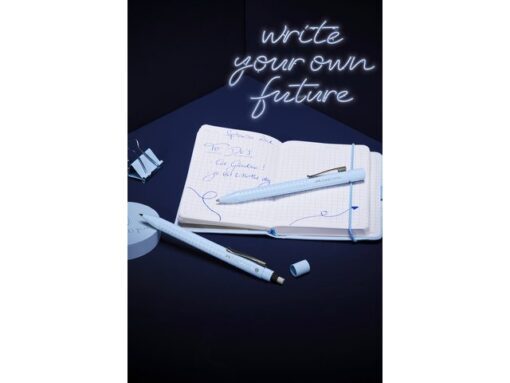 Vulptlood Grip 2010 zorgt voor uren onvermoeibaar schrijven dankzij de ergonomische driehoekige vorm en het uitgebalanceerde gewicht. Het vulpotlood is voorzien van breukvaste stift voor het beste schrijfresultaat. Schrijfbreedte: 0.5mm. Het potlood beschikt over een extra lange gum, verborgen onder de dop. De soft-gripzone zorgt voor een veilige en slipvrije grip. Het potlood kan worden nagevuld met potloodstiften en gummen. Kleur sky blue.