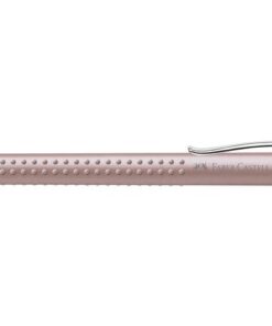 Vulpotlood Grip 2011 met onbreekbare 0,7 mm vulling voor optimaal schrijven en extra lange, twist-out gum onder de dop. Met Soft-grip zone voor veilige, non-slip grip dat zorgt voor uren van onvermoeibare schrijven, mede dankzij de ergonomische driehoekige vorm en uitgebalanceerde gewichtsverdeling. Kan worden bijgevuld met reserve vullingen en reserve gum. Houderkleur pale rose.