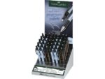Vulpotlood Grip Matic 1375 (0,5mm) en 1375 (0,7mm) heeft een automatische stift aanvoer, draaien of drukken is niet nodig. Voorzien van rubberen grip zone. Met extra lange draaigum in de dop. De stift kan volledig worden ingetrokken, zodat je hem in je zak of tas kunt meenemen. Display met 40 stuks vulpotloden in de kleuren sky blue en zwart - 10 stuks per kleur / per lijndikte.