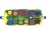 Connector verfdoos Dino-Editie is inclusief glow in the dark glitter tube en dino stickers. Door de glow in the dark glitter verf gloeit elke kleur in de verfdoos op in het donker. De verfnapjes kunnen individueel worden gecombineerd en helpen kinderen zo spelenderwijs kleuren te leren kennen. De briljante kleuren hebben een hoge dekking en kunnen perfect worden gemengd, waardoor ze ideaal geschikt zijn voor alle technieken en toepassingen op school en thuis. Deze set heeft 12 verschillende kleuren en wordt geleverd in een groen/gele doos. De deksel is afneembaar en kan als mengbakje gebruikt worden.
