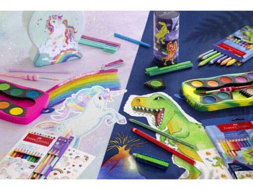 Connector verfdoos Dino-Editie is inclusief glow in the dark glitter tube en dino stickers. Door de glow in the dark glitter verf gloeit elke kleur in de verfdoos op in het donker. De verfnapjes kunnen individueel worden gecombineerd en helpen kinderen zo spelenderwijs kleuren te leren kennen. De briljante kleuren hebben een hoge dekking en kunnen perfect worden gemengd, waardoor ze ideaal geschikt zijn voor alle technieken en toepassingen op school en thuis. Deze set heeft 12 verschillende kleuren en wordt geleverd in een groen/gele doos. De deksel is afneembaar en kan als mengbakje gebruikt worden.