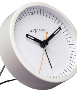 Dit kleine Tafelklokje van Nextime is een eigentijds minimalistisch ontwerp van Jette Scheib. Het kleine formaat van 9x9cm neemt slechts een beetje ruimte in beslag en past mooi in een compact huis- of nachtkastje. Bovendien is deze Tafelklok stil!