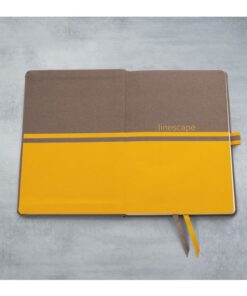 gedachten en ideeën in vast te leggen. Het notitieboek is in A5-formaat (148 x 213 x 16 mm) met 176 pagina's. De stevige hardcover band met hoogwaardig draadstiksel garandeert stabiliteit bij het schrijven en de sluiting van het elastiek houdt alles veilig bewaard. Het zachte PP oppervlak  zorgt ervoor dat het aangenaam aanvoelt en maakt van het Linescape notitieboek een elegante begeleider