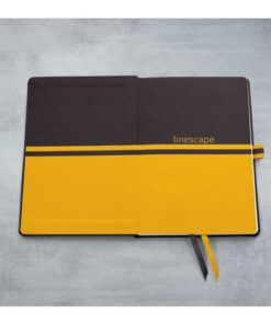 gedachten en ideeën in vast te leggen. Het notitieboek is in A5-formaat (148 x 213 x 16 mm) met 176 pagina's. De stevige hardcover band met hoogwaardig draadstiksel garandeert stabiliteit bij het schrijven en de sluiting van het elastiek houdt alles veilig bewaard. Het zachte PP oppervlak  zorgt ervoor dat het aangenaam aanvoelt en maakt van het Linescape notitieboek een elegante begeleider