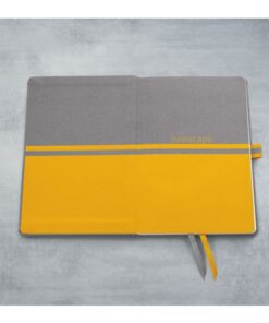gedachten en ideeën in vast te leggen. Het notitieboek is in A5-formaat (148 x 213 x 16 mm) met 176 pagina's. De stevige hardcover band met hoogwaardig draadstiksel garandeert stabiliteit bij het schrijven en de sluiting van het elastiek houdt alles veilig bewaard. Het zachte PP oppervlak  zorgt ervoor dat het aangenaam aanvoelt en maakt van het Linescape notitieboek een elegante begeleider